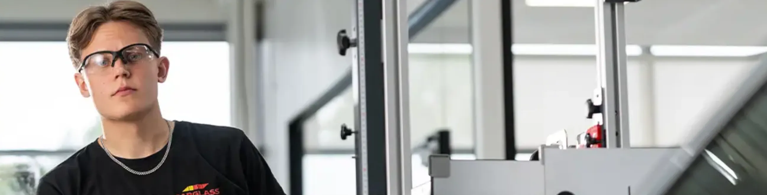 työskennellään auton parissa